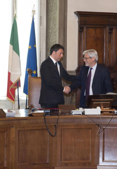 Italian PM Matteo Renzi (left) with cabinet state secretary Claudio De Vincenti (Photo credit: Italian government)